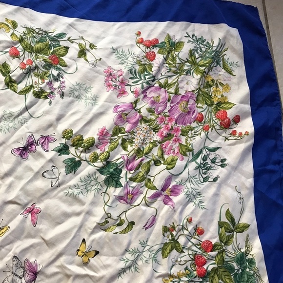 *Vintage* Gucci accessory collection 100% silk floral butterfly scarf - Picture 10 of 13
